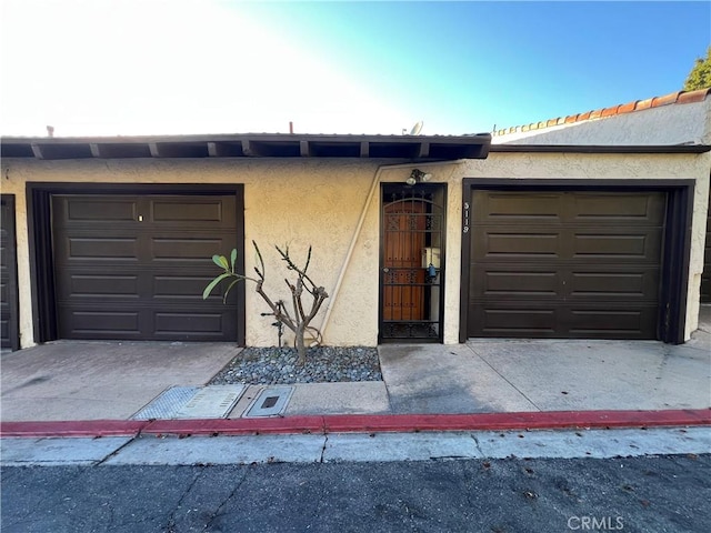 view of front of home featuring stucco siding and a garage