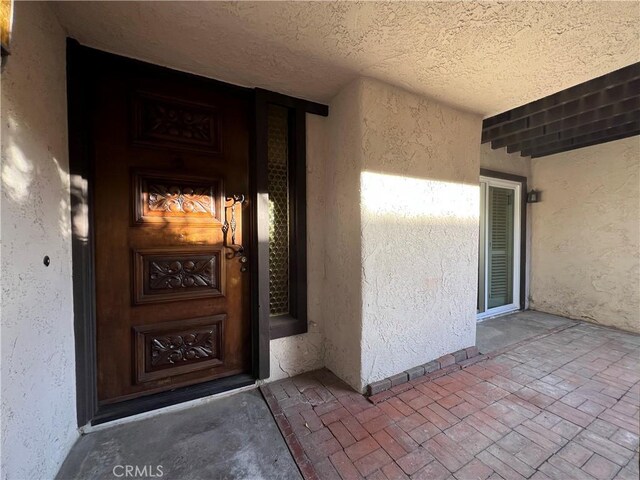 view of exterior entry featuring stucco siding