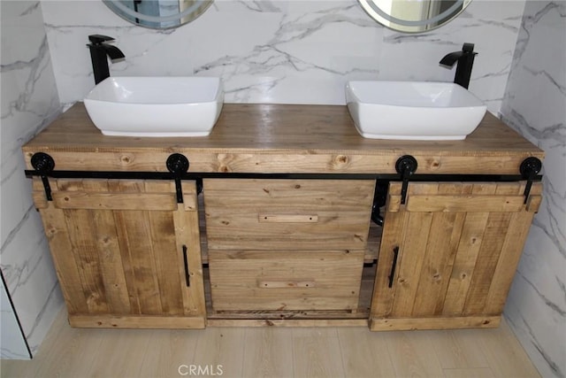 interior details featuring vanity and a barn door