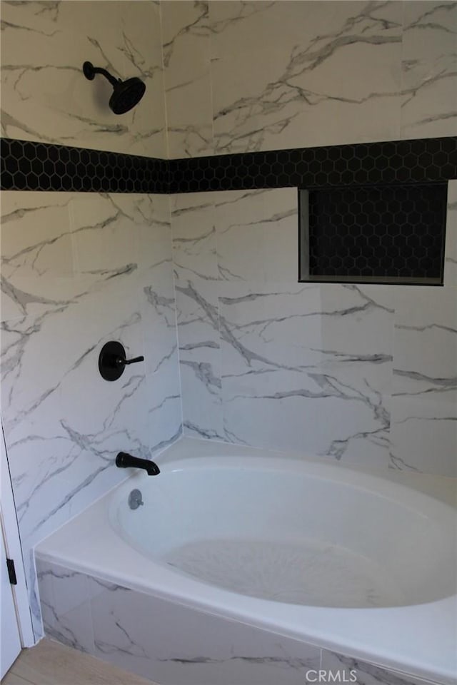 bathroom featuring tiled shower / bath combo