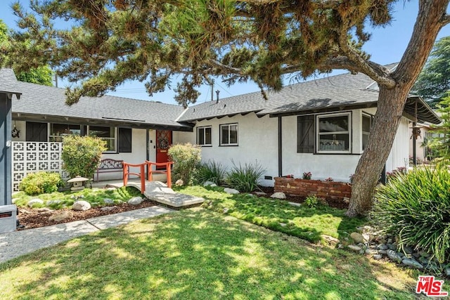 single story home featuring a front yard