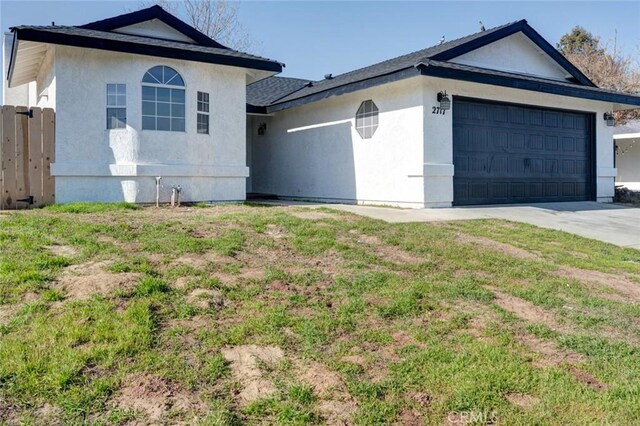 view of front facade with a garage and a front yard