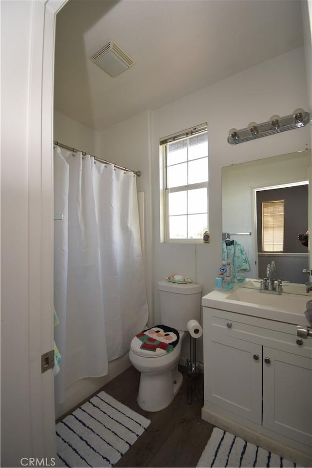 bathroom featuring a shower with curtain, vanity, and toilet