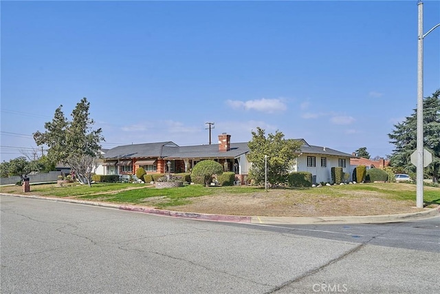 single story home with a front lawn