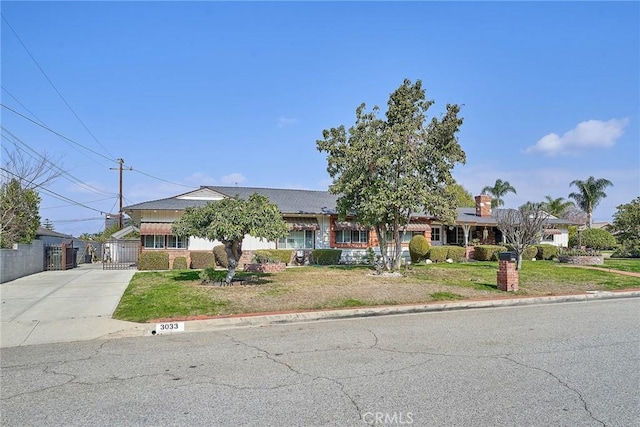 ranch-style home featuring a front lawn