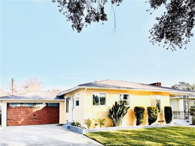 view of front of house featuring a garage and a front yard