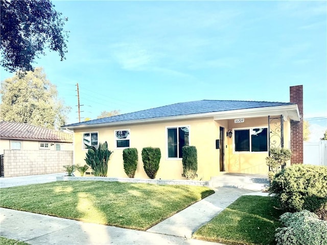 view of front of home featuring a front yard