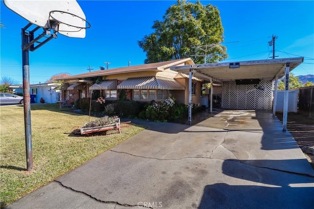 view of front facade featuring a carport and a front yard