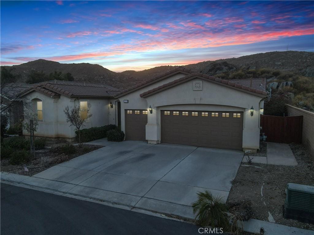 view of front of house featuring a mountain view