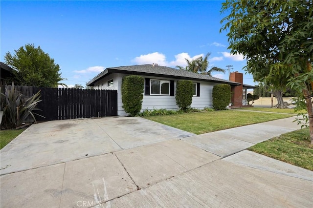 view of front facade featuring a front yard