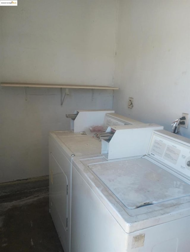 washroom featuring washer and clothes dryer