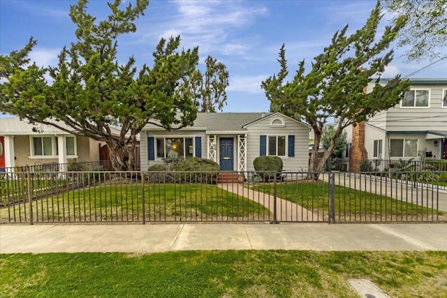 view of front of house featuring a front yard