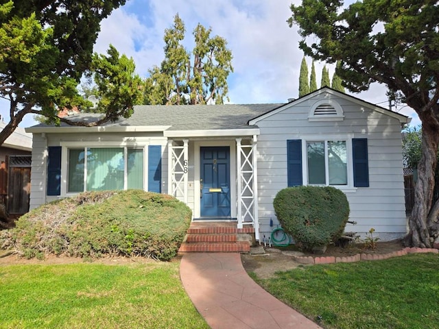 view of front of house featuring a front lawn