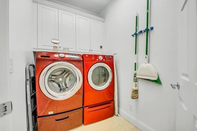 laundry room with cabinets and independent washer and dryer