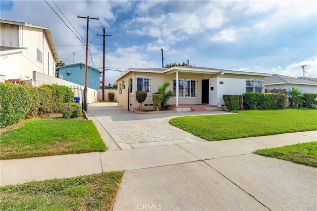 view of front of property featuring a front yard