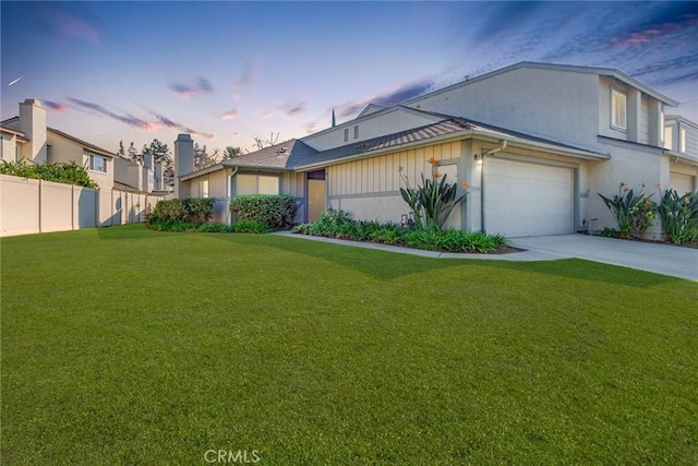 view of front facade featuring a lawn