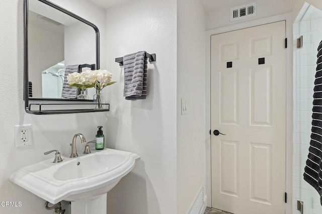 bathroom featuring sink