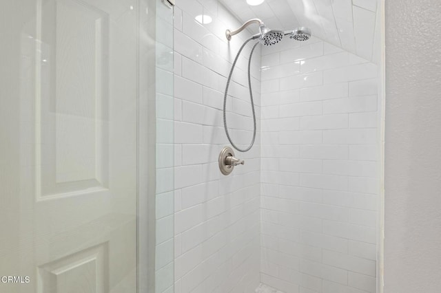 details featuring tiled shower