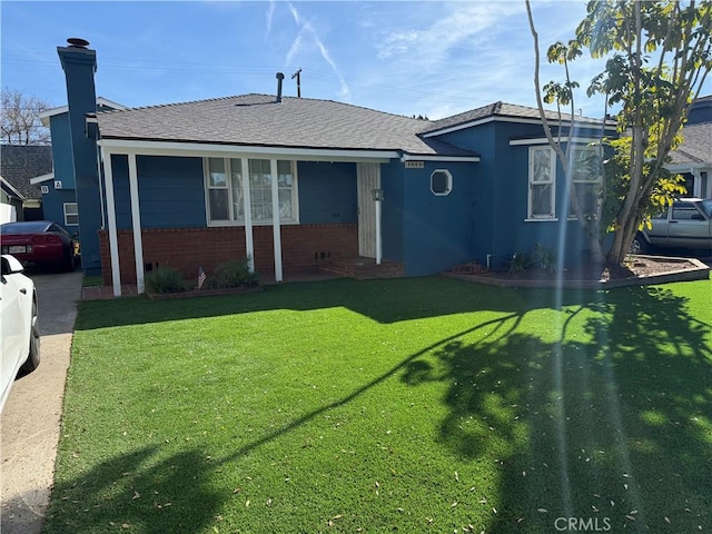 view of front of property with a front yard