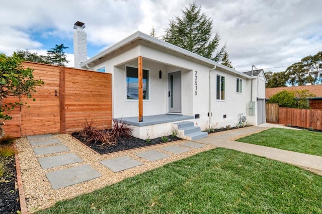 view of front of home with a front yard and covered porch