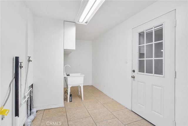 washroom featuring sink and light tile patterned floors