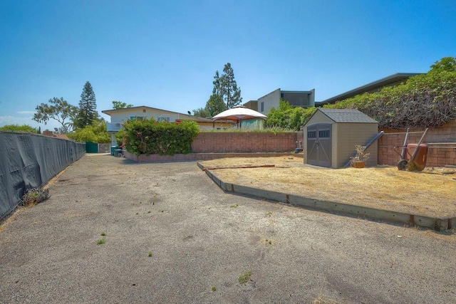 view of yard featuring a shed