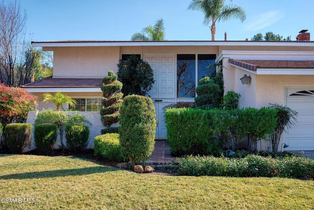 view of front of property featuring a front yard