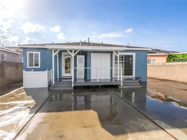 view of front of property featuring a patio area