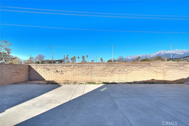 view of yard featuring a mountain view