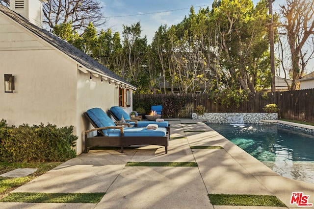 view of swimming pool featuring an outdoor hangout area, a patio area, and pool water feature