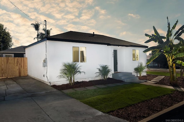 view of front facade featuring a front lawn