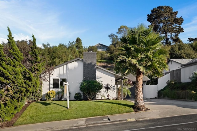 view of front of home featuring a front lawn