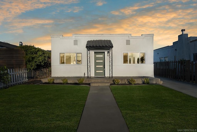 view of front of property featuring a lawn