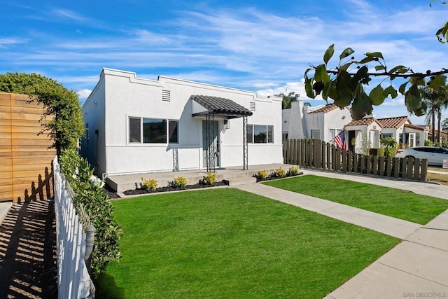 view of front of property featuring a front yard