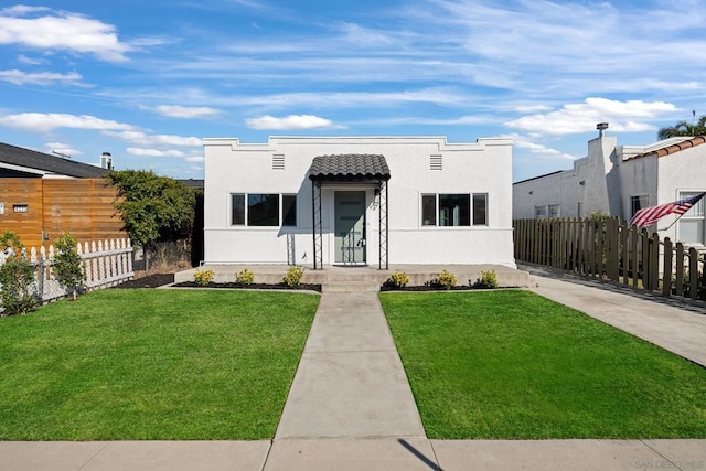 view of front of home featuring a front yard