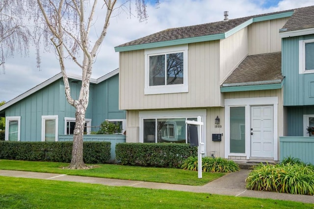 view of front of property featuring a front lawn