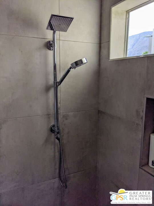 room details featuring tiled shower