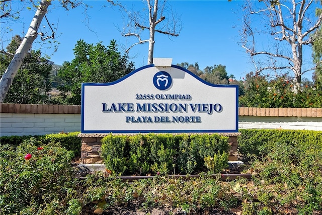 view of community / neighborhood sign