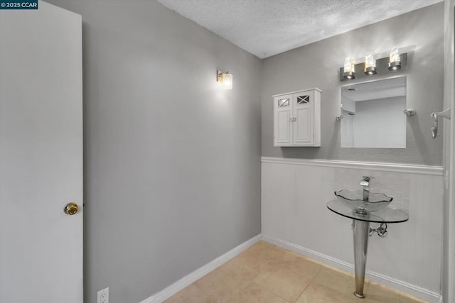 bathroom featuring a textured ceiling