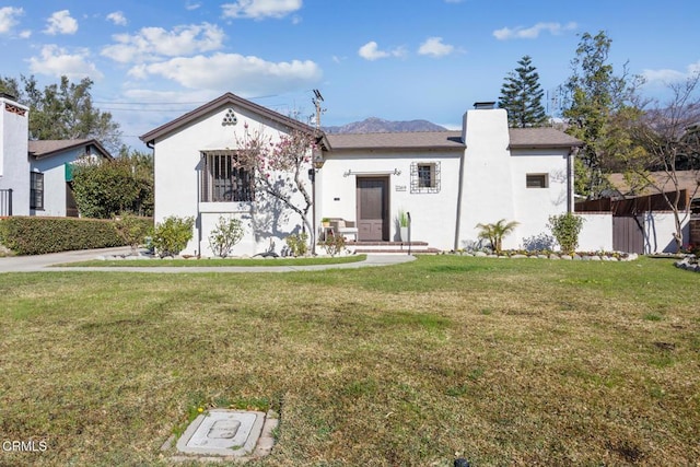 view of front of house featuring a front yard