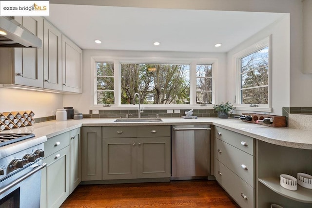 kitchen featuring sink, gray cabinets, plenty of natural light, range hood, and stainless steel appliances