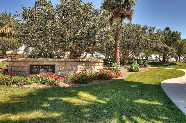 community / neighborhood sign featuring a lawn