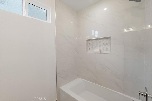 bathroom featuring tiled shower / bath combo