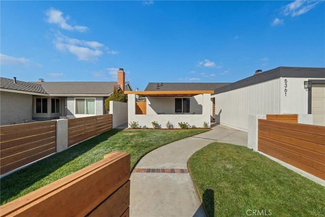 ranch-style house featuring a front lawn