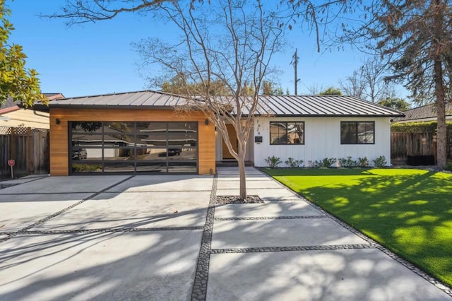 view of front of property featuring a front lawn