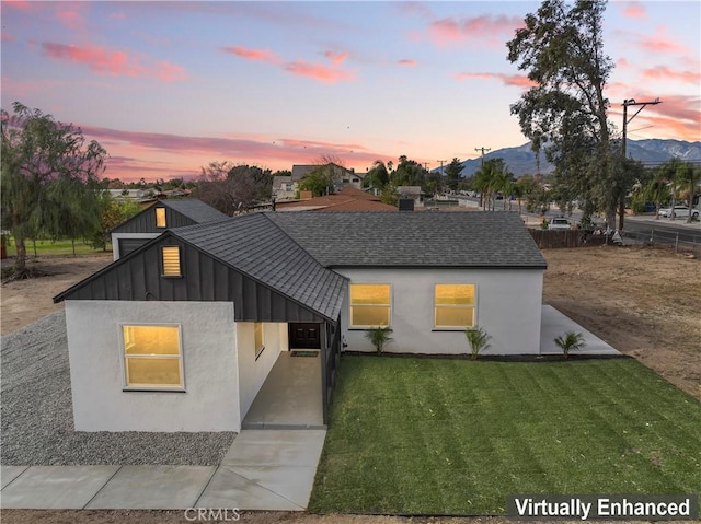 view of front of property featuring a mountain view and a yard