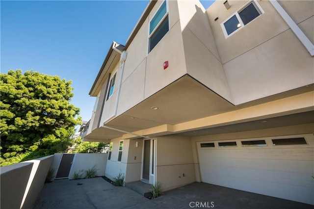 view of front of home featuring a garage and stucco siding