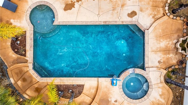 view of pool featuring an in ground hot tub