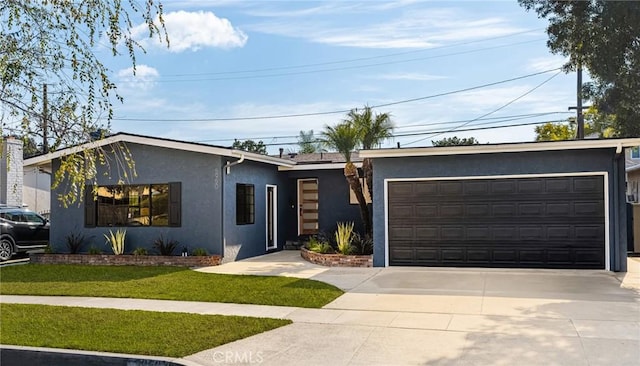 view of front of house featuring a garage and a front yard