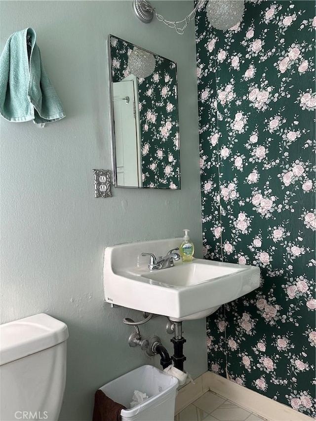 bathroom featuring sink and toilet